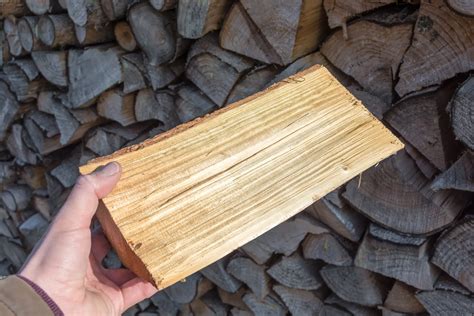 Detail automatického zapaľovania dreva