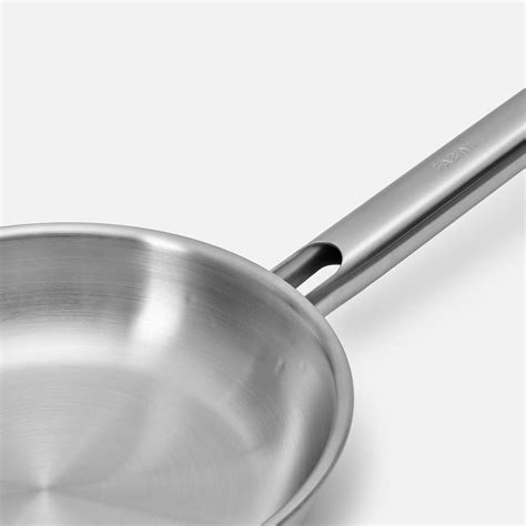 Detail nerezovej ocele a vypúšťacieho kohútika