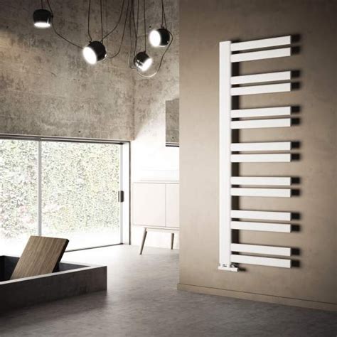 Ilustračná fotografia rôznych modelov elektrických rebríkových radiátorov do kúpeľne