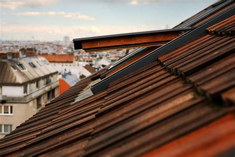 Infografika porovnávajúca krátke intenzívne vetranie s dlhodobo pootvoreným oknom.