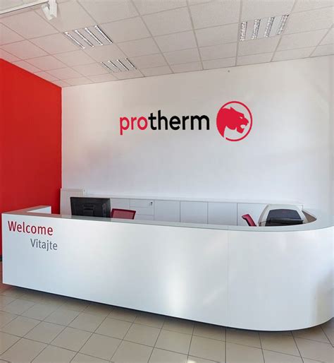 Interiér modernej výrobnej haly Protherm Production s montážnymi linkami.