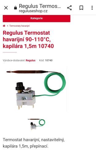 Detailná fotografia príložného termostatu TC AT10 pripevneného na potrubie kotla