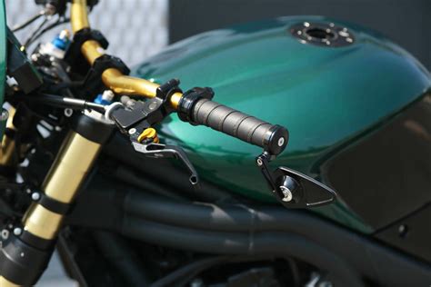detail prednej vidlice a brzdového systému motocykla Triumph Thruxton R