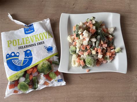 Koláž rôznych jedál pripravených z mrazenej zeleniny a ovocia.