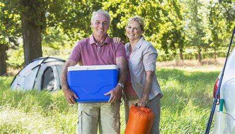 Ilustračné foto rôznych typov prenosných chladničiek v exteriéri