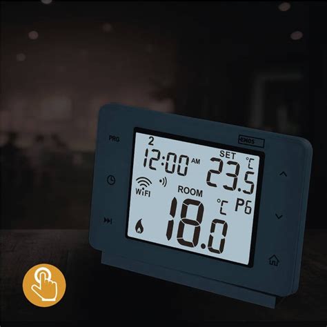 Moderný LCD displej termostatu s dotykovými tlačidlami.
