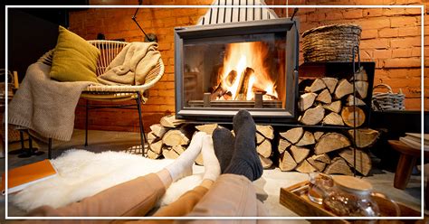 Detail horiaceho dreva v krbe, kde vidieť malé iskry.