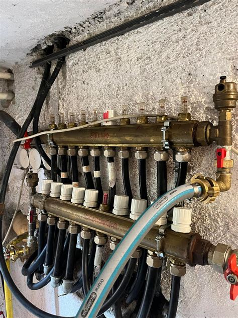 Detail nesprávneho pripojenia rúrky k rozdeľovaču podlahového kúrenia