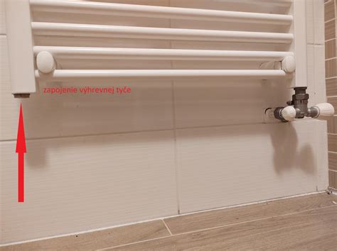 Detail montáže elektrickej špirály do rebríkového radiátora.