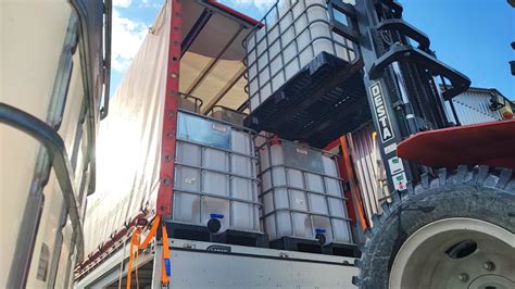 Detail liatinového kotla s viditeľnými sekciami a dvierkami na nakladanie paliva a vyberanie popola.