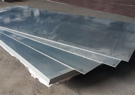 Detailný pohľad na konštrukciu regulačnej klapky RDM, zdôrazňujúci pozinkovaný plech, oceľové čapy a kompozitné ložiská.