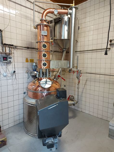 Detail chladiacej špirály z medi v destilačnom kotle