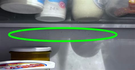 Námraza na zadnej stene chladničky