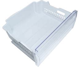 Detailný záber na prasknuté čelo zásuvky mrazničky