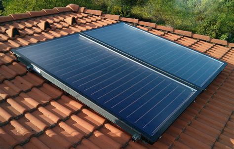 Solárne kolektory na streche domu