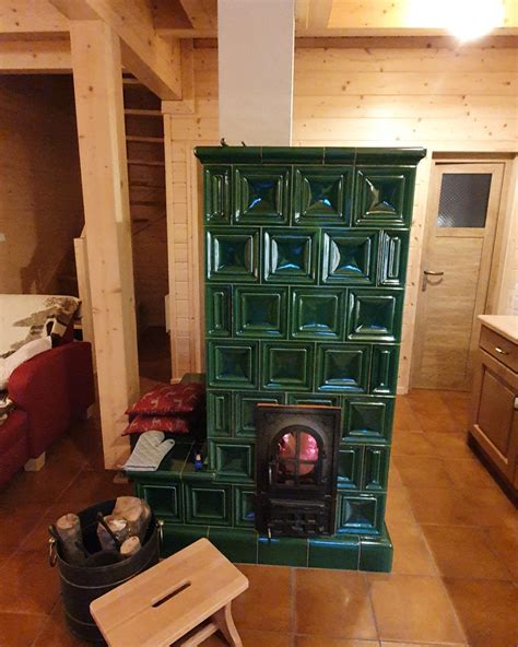 Tradičná tehlová pec v interiéri vidieckeho domu