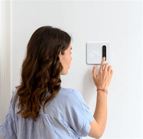 ilustrácia správneho a nesprávneho umiestnenia snímača vonkajšej teploty na fasáde