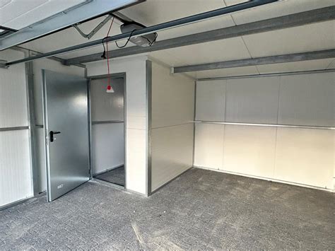 Ilustračná fotografia modernej chladiarenskej budovy postavenej z panelov.