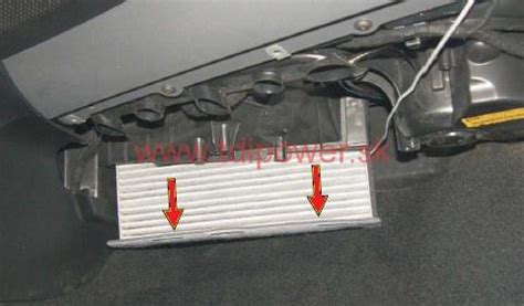 Umiestnenie peľového filtra v Peugeot 306