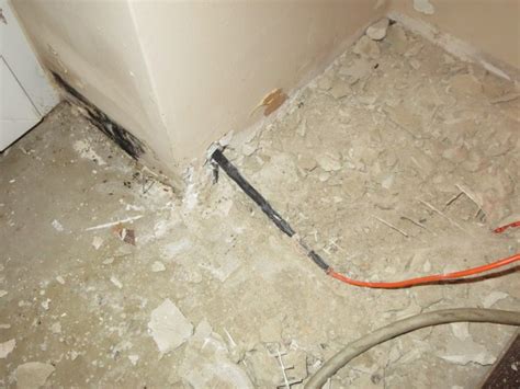 ukážka nesprávneho vedenia vykurovacieho kábla cez dilatačnú škáru