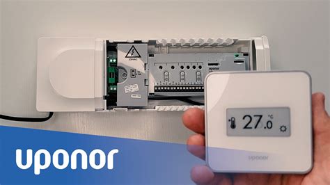 Ilustračná fotografia moderného bezdrôtového programovateľného termostatu na stene.