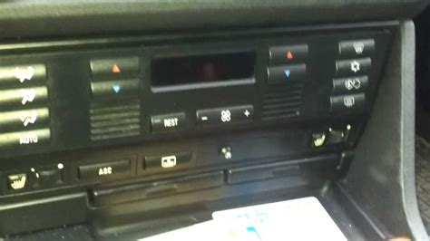 Detail ovládacieho panelu digitálnej klimatizácie BMW E39 s možnosťou nastavenia zadnej teploty