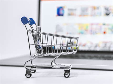 Ilustračný obrázok aktívneho online trhoviska s rôznymi kategóriami tovarov