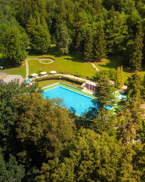 Ilustračná fotografia bazéna s vyhrievanou vodou v záhrade