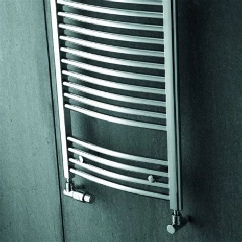 Detailný pohľad na rebríkový oblý kúpeľňový radiátor