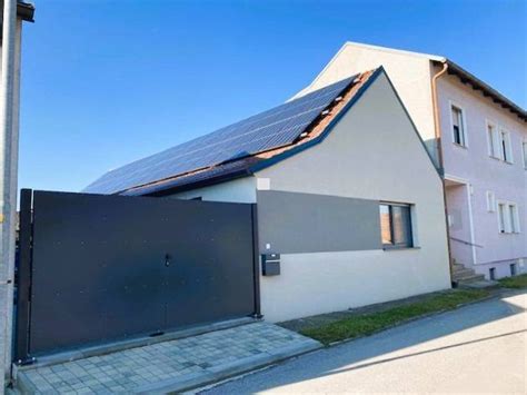 Strecha rodinného domu pokrytá fotovoltaickými panelmi