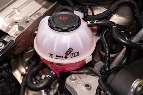 Animácia znázorňujúca cirkuláciu chladiacej kvapaliny v motore a cez chladič v závislosti od teploty.