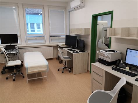 Ilustrácia moderného vývojového centra s pracovnými stanicami a laboratórnym vybavením.