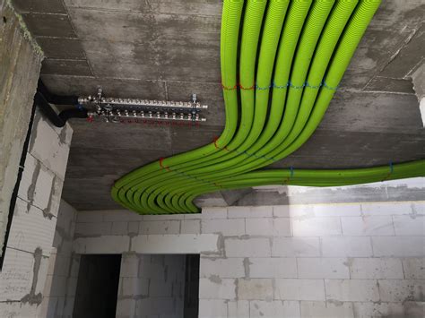 Schéma fungovania stropného chladenia s rozvodom potrubí v strope