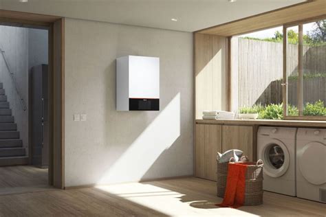 Moderný nástenný plynový kotol s digitálnym displejom.