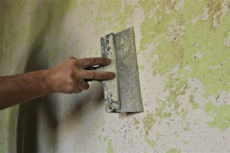 Detail poškodenej omietky so zasolenými mapami.