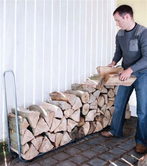 Ukážka správneho skladovania palivového dreva pod prístreškom s dostatočným prúdením vzduchu