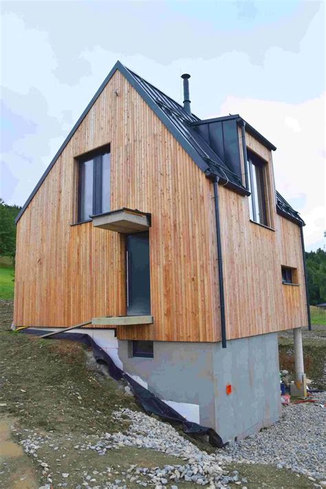 Ilustračná fotografia modernej chaty s viditeľnými solárnymi panelmi na streche.