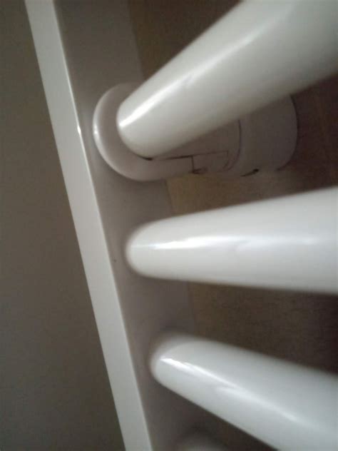 Ilustračná fotografia oblúkového rebríkového radiátora s bielym povrchom