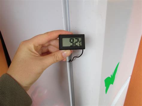 Ilustračná fotografia digitálneho teplomeru s displejom a vonkajším čidlom.