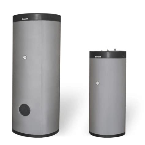 Koláž rôznych typov zásobníkov teplej vody, vrátane nerezových, smaltovaných a solárnych.