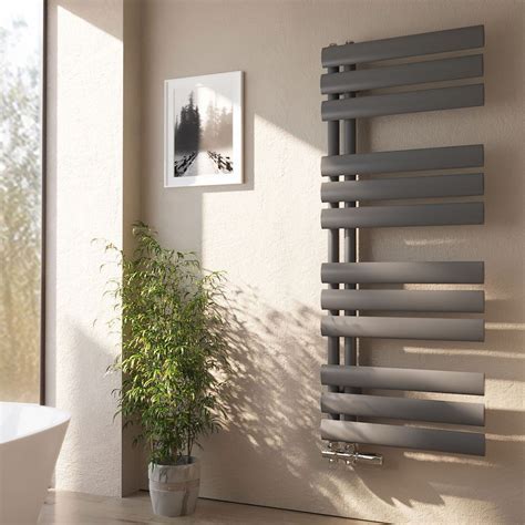 Moderný kúpeľňový rúrkový radiátor