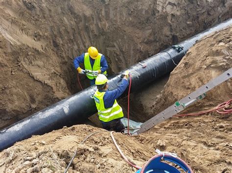 Technik kontroluje potrubie vodovodnej siete