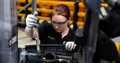 Servisný technik vykonáva krtkovanie potrubia