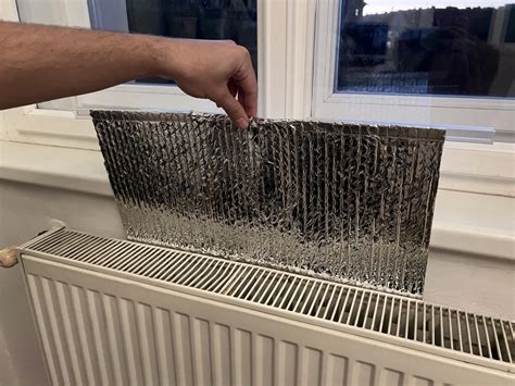 ilustrácia umiestnenia odraznej fólie za radiátorom