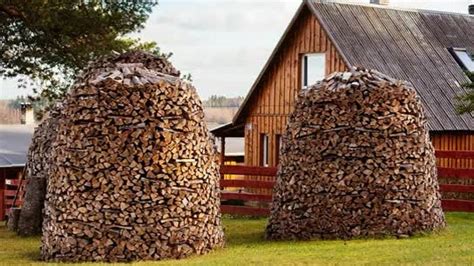 Ilustračná fotografia rôznych typov palivového dreva a ekohrášku