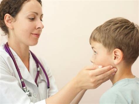 Detský lekár pri vyšetrovaní dieťaťa