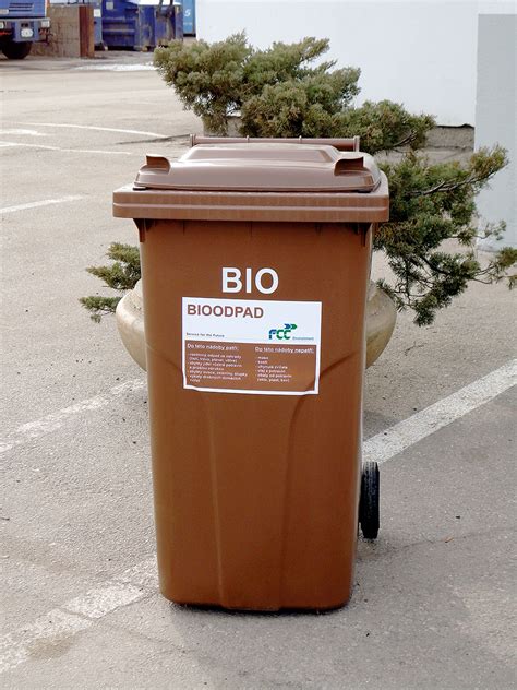 Infografika porovnávajúca rôzne veľkosti a materiály chladených boxov na bioodpad