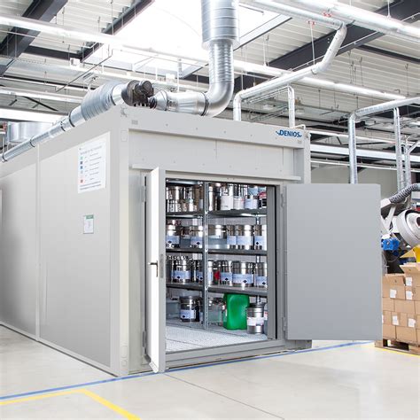 Ilustračná fotografia modernej výrobnej haly s nainštalovaným systémom vzduchotechniky.