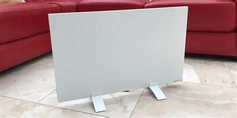 Infračervený panel namontovaný na stene