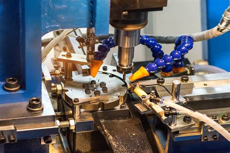 Infografika zobrazujúca rôzne priemyselné aplikácie rúrkových výmenníkov tepla